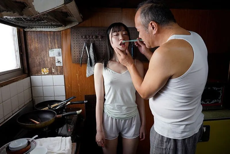 Lén vào phòng khám phá cơ thể cực phẩm của em gái lúc đang ngủ